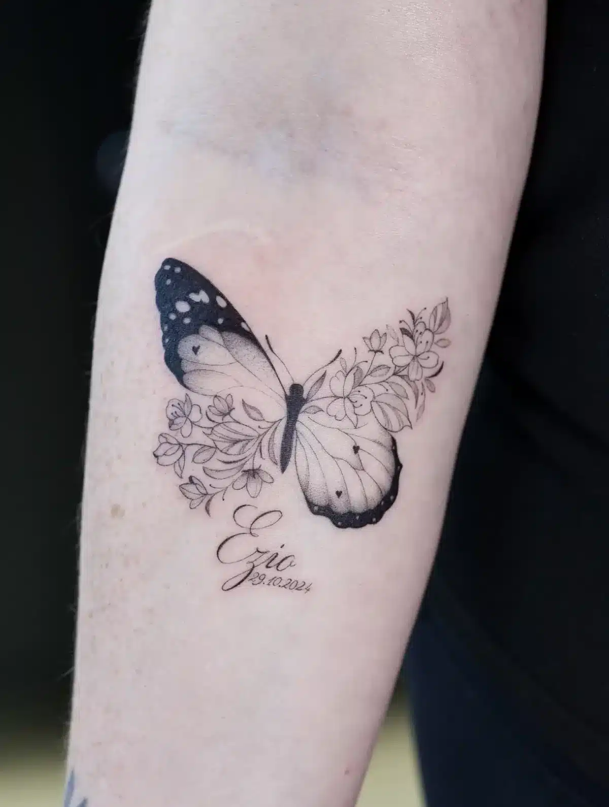 Tatouage papillon floral fine line