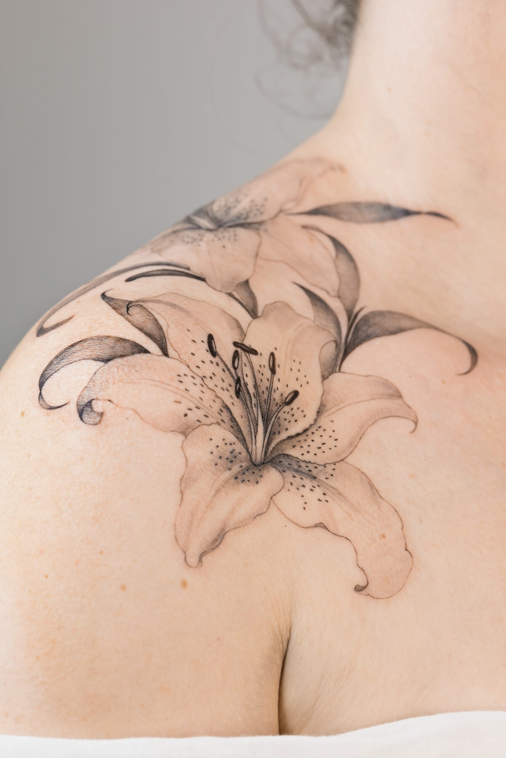 tatouage floral féminin fine line Combs-la-Ville