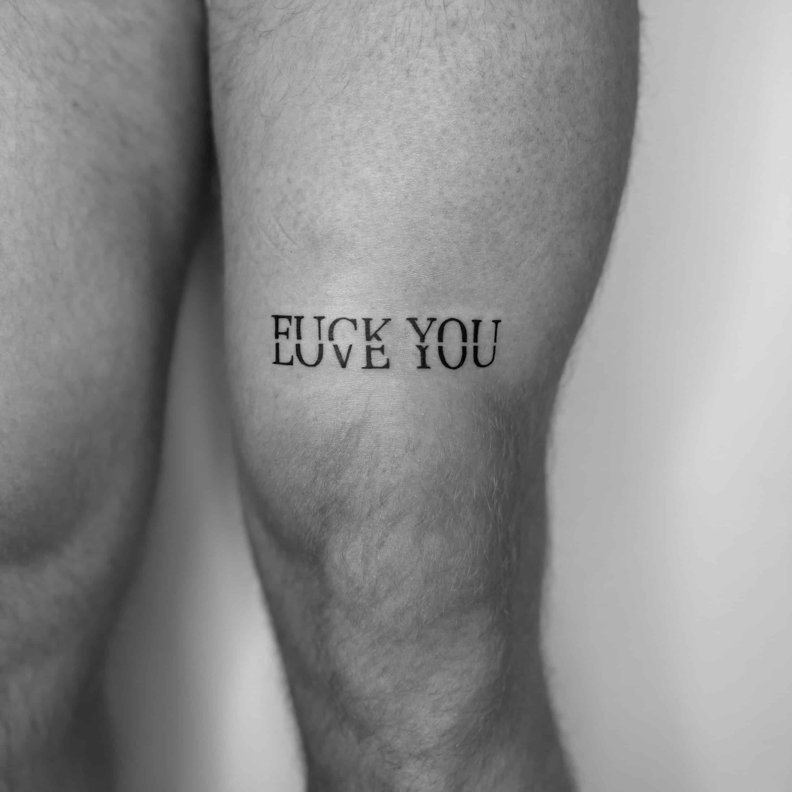 tatouage lettrage cuisse fineline tatoueur combs la ville