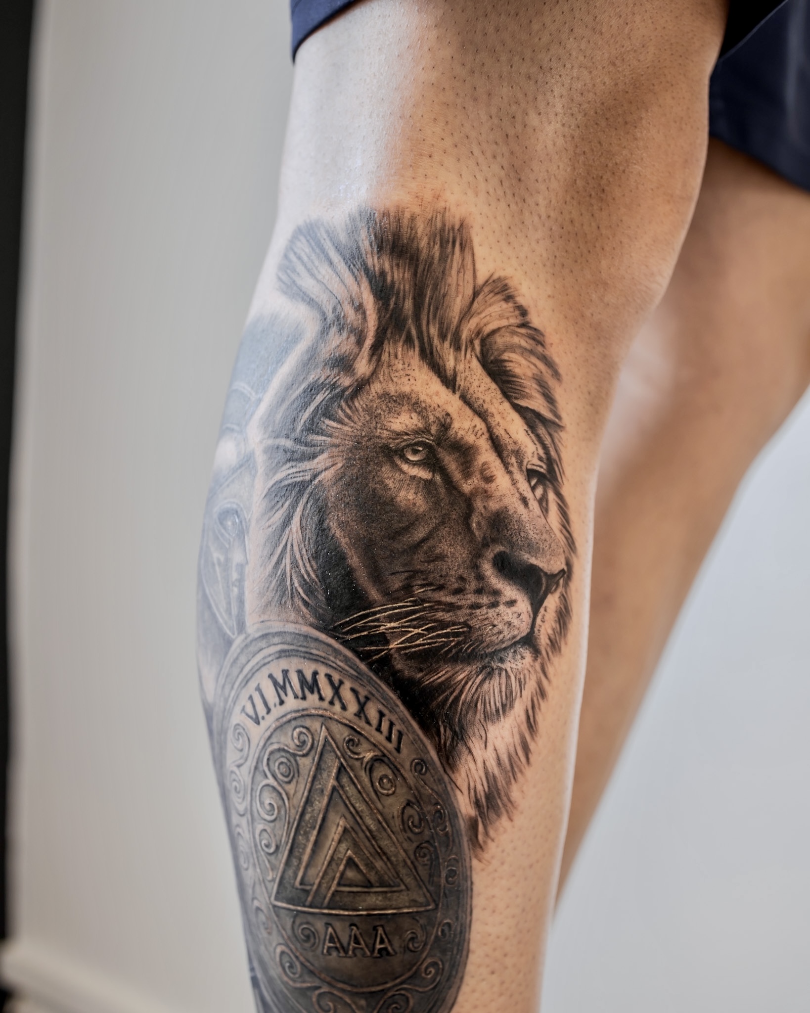Tatouage lion en micro-réalisme noir et gris réalisé à Combs-la-Ville
