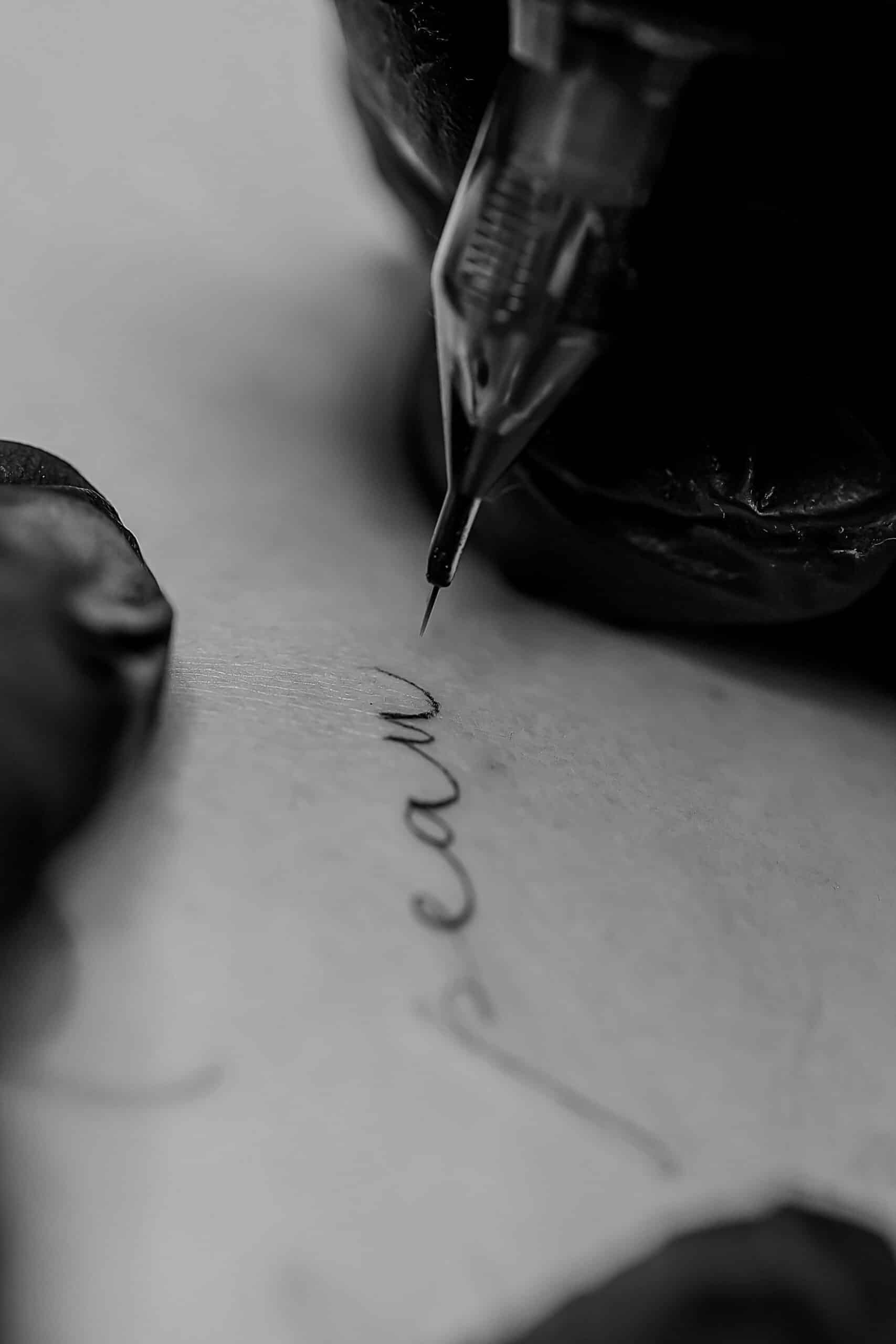 Tatouage fine line en cours de réalisation à Combs-la-Ville