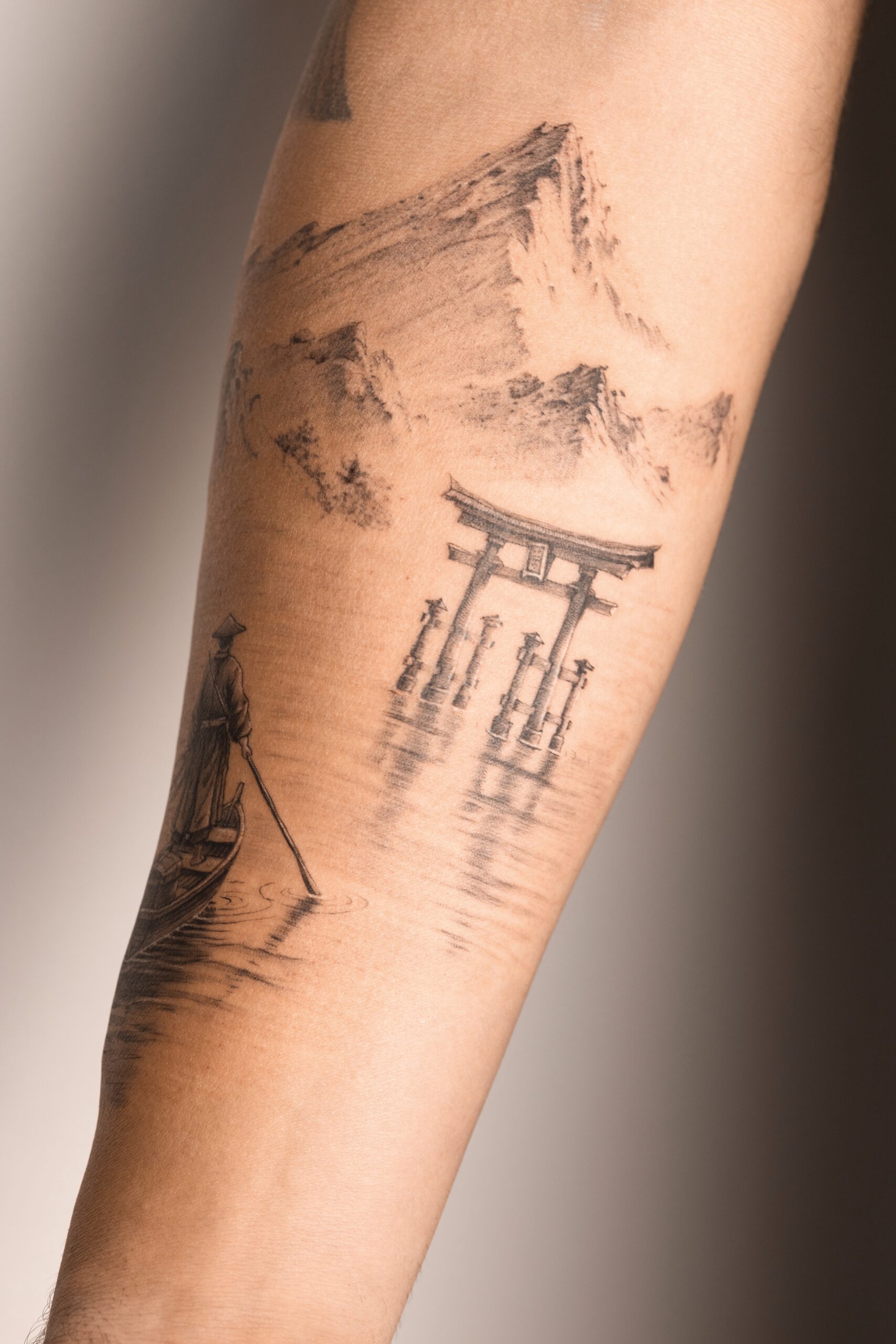 Tatouage décor japonais micro réalisme avec torii et ronin sur avant-bras
