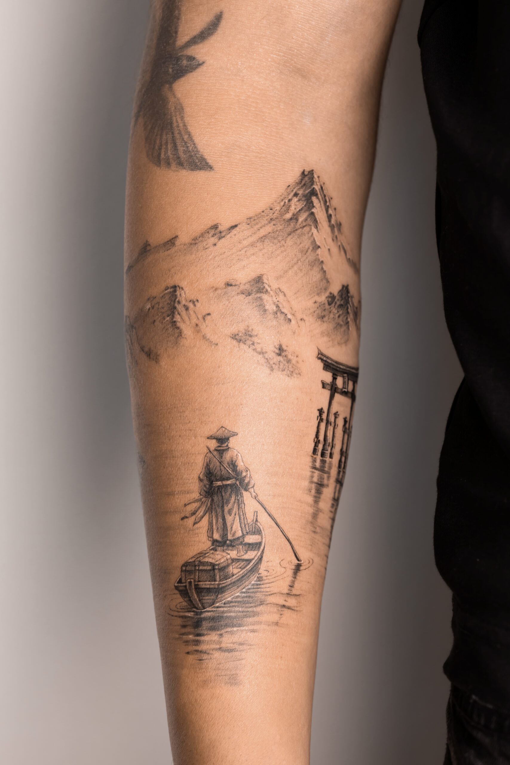 Tatouage paysage japonais micro réalisme noir et gris sur avant-bras