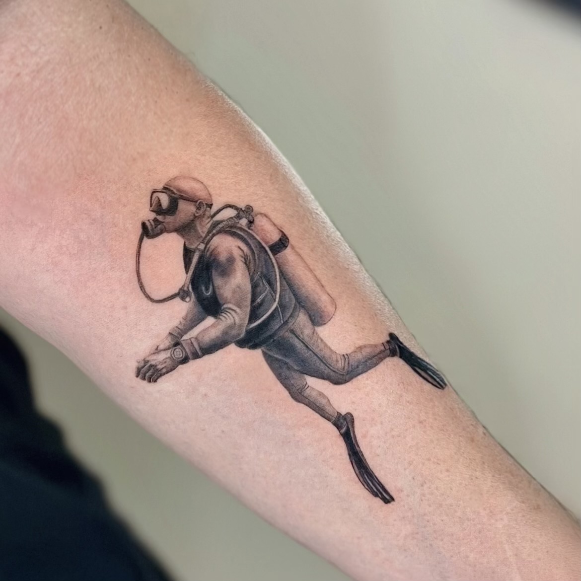 Tatouage plongeur en micro réalisme noir et gris sur l’avant-bras Combs-la-Ville