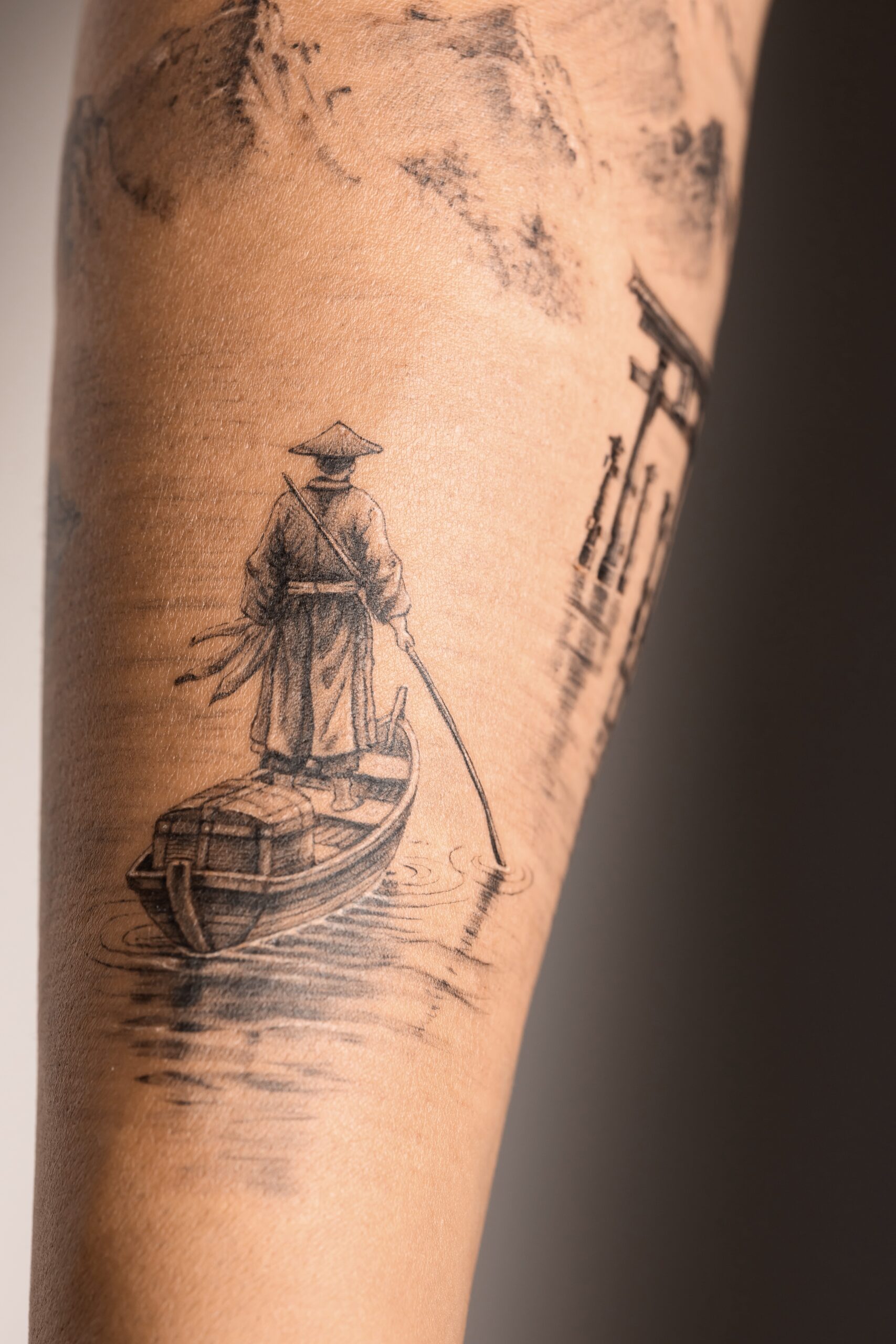 Tatouage micro réalisme ronin en barque noir et gris sur avant-bras