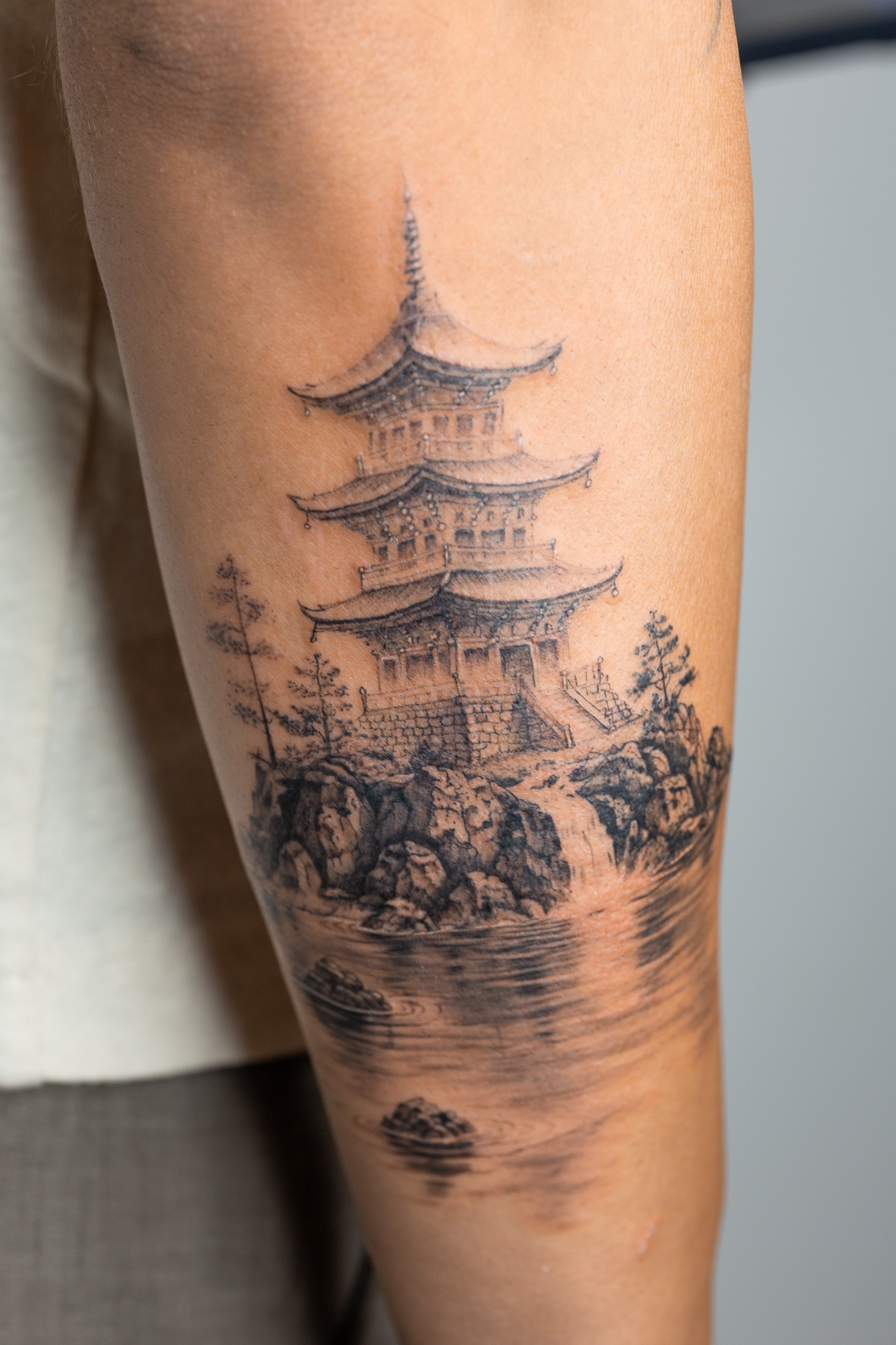 Tatouage temple japonais micro réalisme noir et gris sur avant-bras